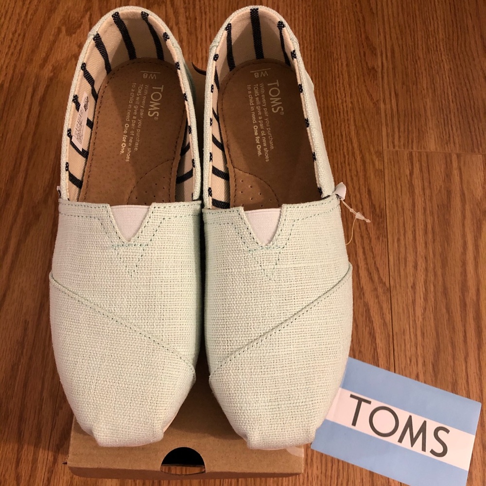 NWT Toms classic canvas slide-on